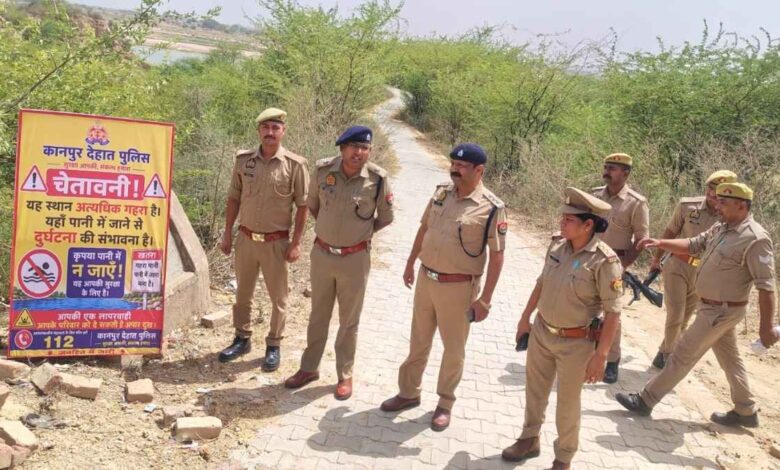 गंगा दशहरा के मद्देनजर कानपुर देहात पुलिस द्वारा नदी के घाट पर लगाया गया चेतावनी बोर्ड