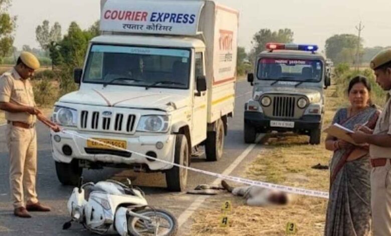 कानपुर देहात के गजनेर में सड़क हादसे के बाद जांच करती पुलिस।