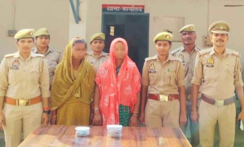 भोगनीपुर पुलिस टीम की गिरफ्त में चोरी की आरोपी दो महिलाएं और बरामद सामान