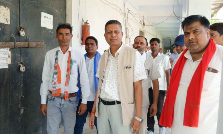 कानपुर देहात के जिलाधिकारी कपिल सिंह राजनीतिक दलों के प्रतिनिधियों के साथ ईवीएम वेयरहाउस का निरीक्षण करते हुए