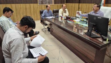 Photo of जालौन -फैमिली आईडी में लापरवाही पर डीएम का बड़ा एक्शन: कई अधिकारियों का वेतन रोका, योजनाओं की धीमी रफ्तार पर सख्त नाराजगी