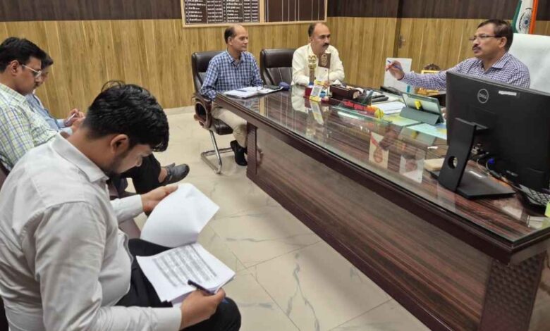 सीएम डैशबोर्ड समीक्षा बैठक में डीएम द्वारा अधिकारियों पर सख्त कार्रवाई और वेतन रोकने के निर्देश