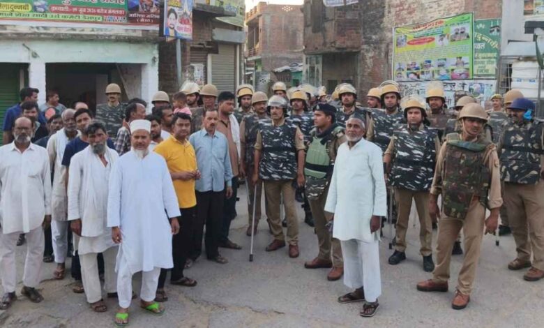 डेरापुर ईदगाह में ईद उल अज़हा की नमाज के बाद गले मिलते लोग और मुस्तैद पुलिस बल