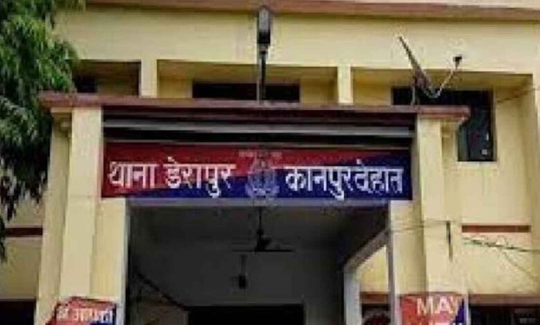 कानपुर देहात के डेरापुर थाना क्षेत्र के खल्ला गांव में बारात के दौरान हुए हंगामे के बाद जुटी ग्रामीणों की भीड़ और जांच करती पुलिस।