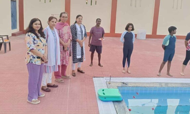 जिसमें कानपुर देहात स्पोर्ट्स स्टेडियम के तरणताल (स्विमिंग पूल) के किनारे उपजिलाधिकारी नीलिमा यादव, शालिनी गौतम, जिला क्रीड़ाधिकारी, प्रशिक्षक और तैराकी की पोशाक पहने बच्चे खड़े दिखाई दे रहे हैं।