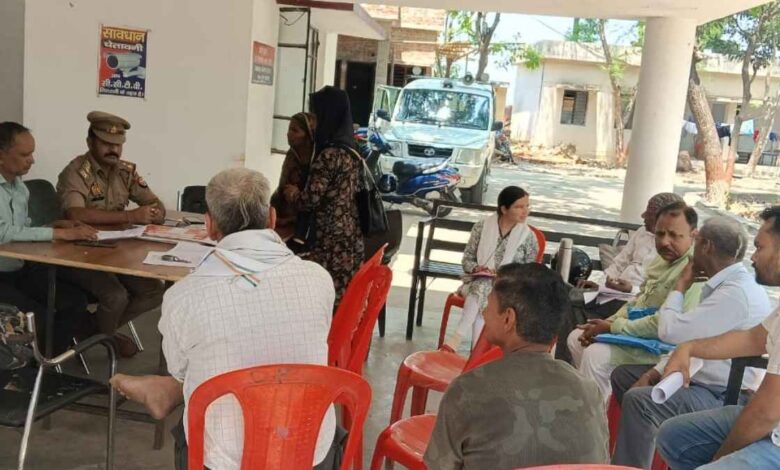 बरौर थाने में शिकायतों की सुनवाई करते नायब तहसीलदार और पुलिस अधिकारी।