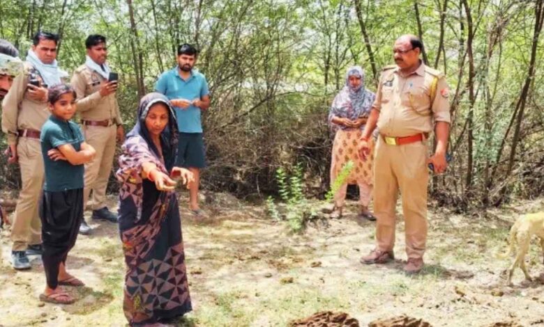 कानपुर देहात के शिवली में घटनास्थल पर जांच करती पुलिस टीम