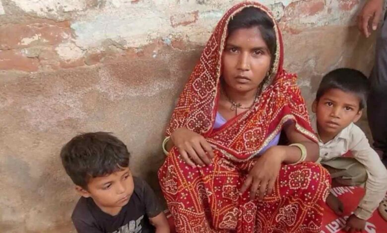 कानपुर देहात: निन्हौरा गांव के युवक की संदिग्ध मौत, पत्नी ने लगाया अपहरण और कत्ल का सनसनीखेज इल्जाम 1 सिकंदरा पुलिस और रोती-बिलखती पीड़िता सुनीता देवी।