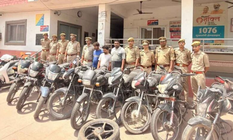 कानपुर पुलिस टीम और बरामद की गई चोरी की मोटरसाइकिलें