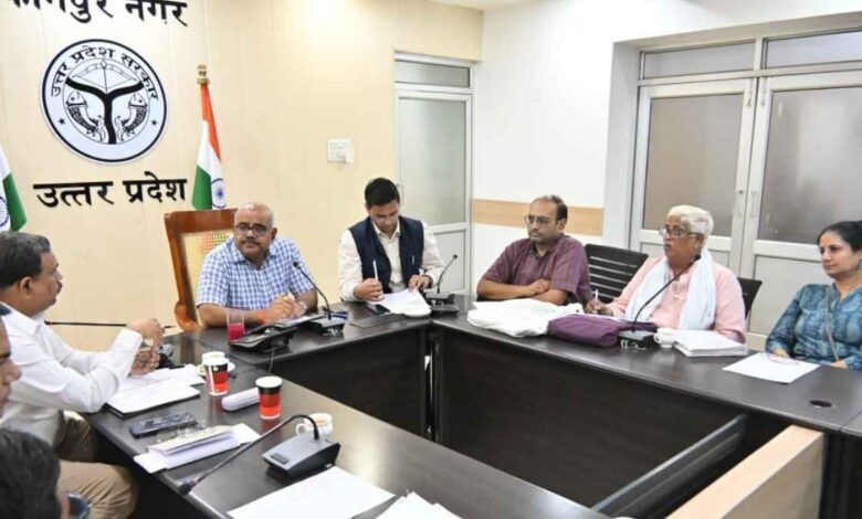 कलेक्ट्रेट में एसपीसीए सदस्यों के साथ बैठक करते जिलाधिकारी जितेंद्र प्रताप सिंह।