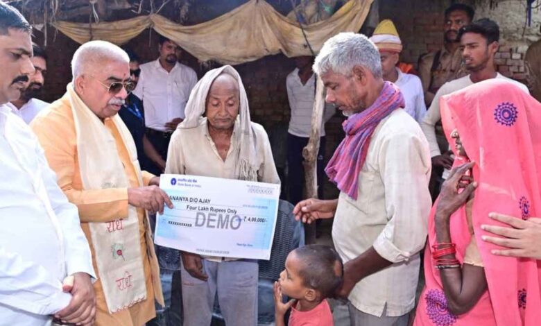 कानपुर देहात में पीड़ित परिवार को ₹4 लाख का चेक सौंपते कैबिनेट मंत्री राकेश सचान।
