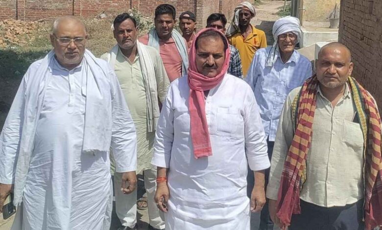 कानपुर देहात में शोकाकुल परिवार को सांत्वना देते समाजवादी पार्टी के नेता