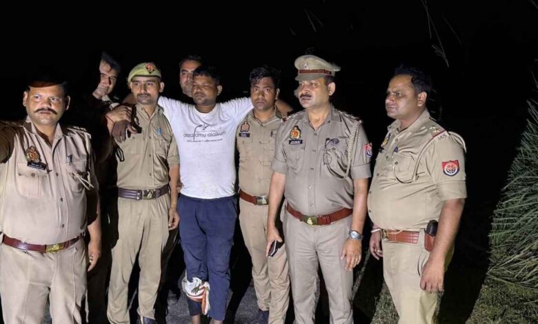 कानपुर देहात में पुलिस मुठभेड़: महिला से कुंडल छीनने वाला शातिर अपराधी राहुल पैर में गोली लगने से गिरफ्तार 1 पुलिस मुठभेड़ में आरोपी चोर गिरफ्तार