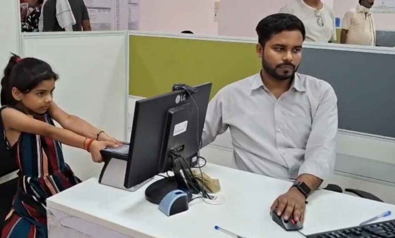 सावधान! अगर आपके बच्चे की उम्र है 5 या 15 साल तो तुरंत करें यह काम, वरना बंद हो जाएगा आधार कार्ड और सरकारी योजनाएं 1 आधार सेवा केंद्र पर बायोमेट्रिक अपडेट कराते बच्चे और अभिभावक