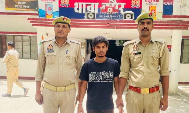 कानपुर देहात की बरौर थाना पुलिस टीम की कस्टडी में खड़ा आरोपी मोनू सैनी