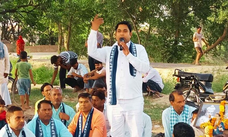इटावा की भरथना विधानसभा में आयोजित बसपा के बूथ स्तरीय कैडर कैंप में मंचासीन पदाधिकारी और कार्यकर्ता