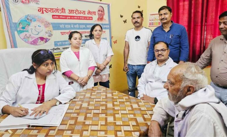 कानपुर देहात के आरोग्य मेले में मरीजों की जांच करते डॉक्टर