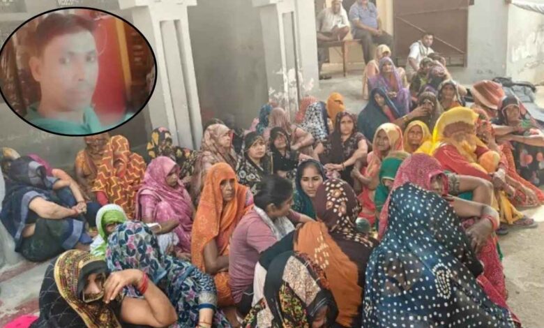 कानपुर देहात के बलियापुर गांव में मृतक के घर के बाहर जुटी ग्रामीणों की भीड़