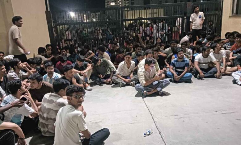 कानपुर देहात मेडिकल कॉलेज के बाहर प्रदर्शन करते छात्र