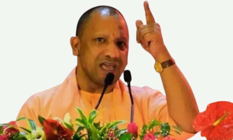 उत्तर प्रदेश के मुख्यमंत्री योगी आदित्यनाथ पंचायती राज विभाग के अधिकारियों के साथ बैठक करते हुए