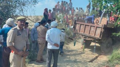 Photo of कानपुर देहात: रसूलाबाद में ईंटों से भरी ट्रैक्टर ट्रॉली अनियंत्रित होकर पलटी,चालक की मौत