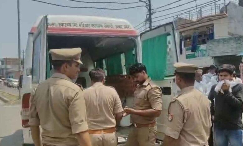 रसूलाबाद बेला मार्ग पर दुर्घटनाग्रस्त बाइक और पुलिस कार्रवाई।
