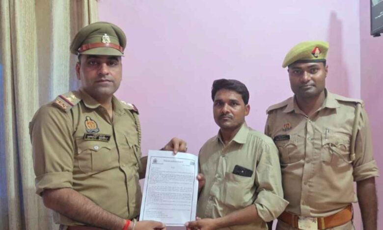 कानपुर देहात के राजपुर थाने की साइबर हेल्प डेस्क टीम पीड़ित के पैसे वापस कराने के बाद