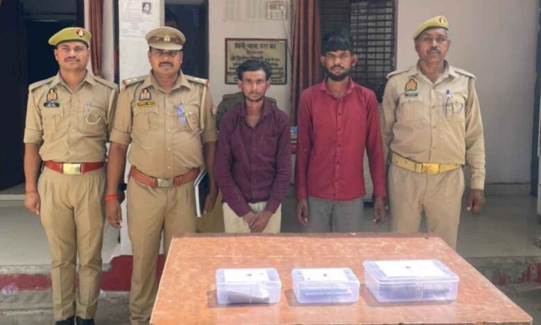 पुलिस कस्टडी में खड़े आरोपियों और बरामद सामान की सांकेतिक फोटो।