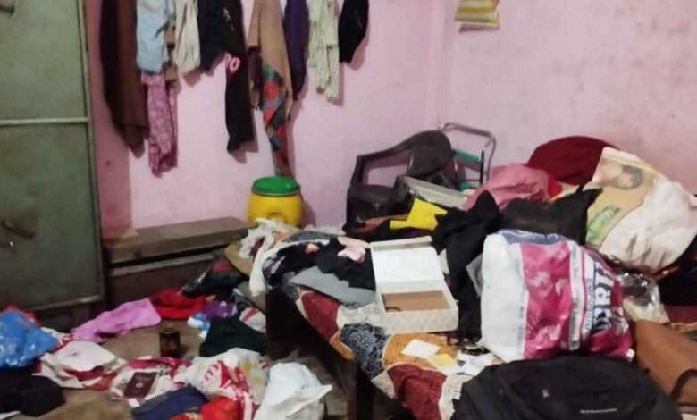 कानपुर नगर के रेउना में चोरी के बाद बिखरा पड़ा सामान और जांच करती फोरेंसिक टीम
