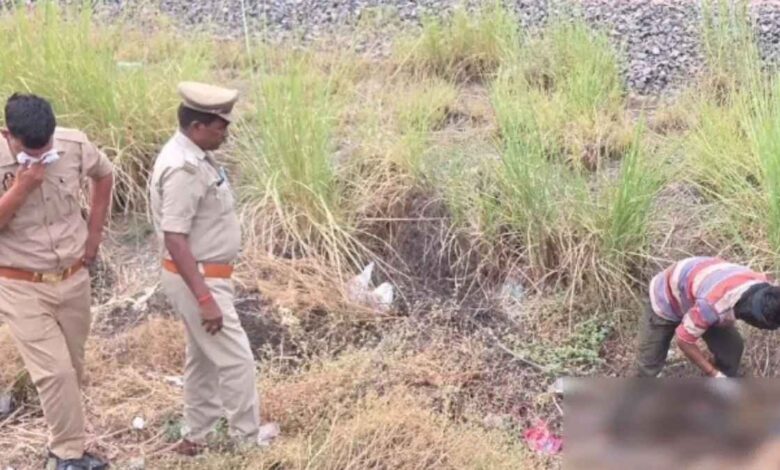 झींझक रेलवे ट्रैक के पास जांच करती पुलिस