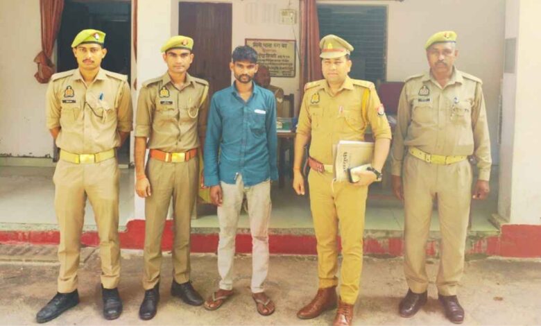 रूरा पुलिस की टीम अभियुक्त शुभम उर्फ शिवम को गिरफ्तार कर ले जाते हुए।