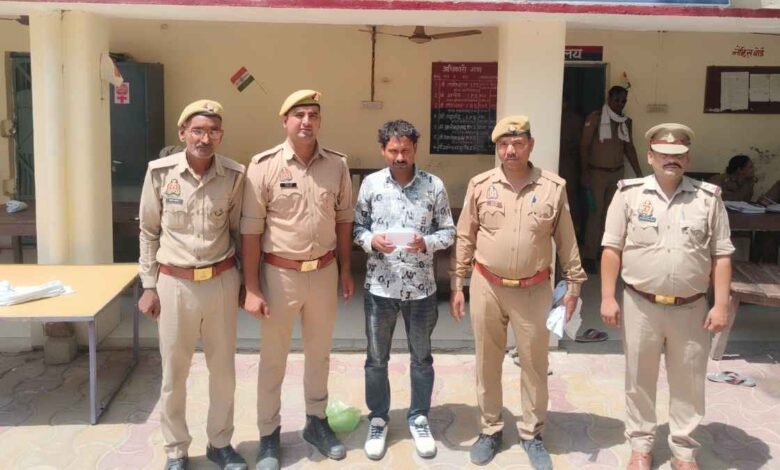 थाना शिवली पुलिस टीम की गिरफ्त में खड़ा शातिर लुटेरा इस्माइल और बरामद की गई सफेद अपाचे मोटरसाइकिल।