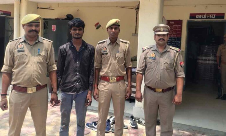 कानपुर देहात पुलिस का बड़ा एक्शन: 15 हजार का इनामी बदमाश गिरफ्तार, गोतस्करी मामले में था फरार 1 पुलिस हिरासत में खड़ा 15 हजार का इनामी बदमाश राजू बंजारा।