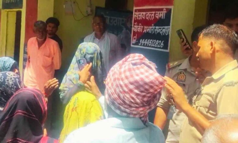 कानपुर देहात के मंगलपुर में संदलपुर पुलिस चौकी के सामने ट्रैक्टर लगाकर प्रदर्शन करते ग्रामीण और महिलाएं।