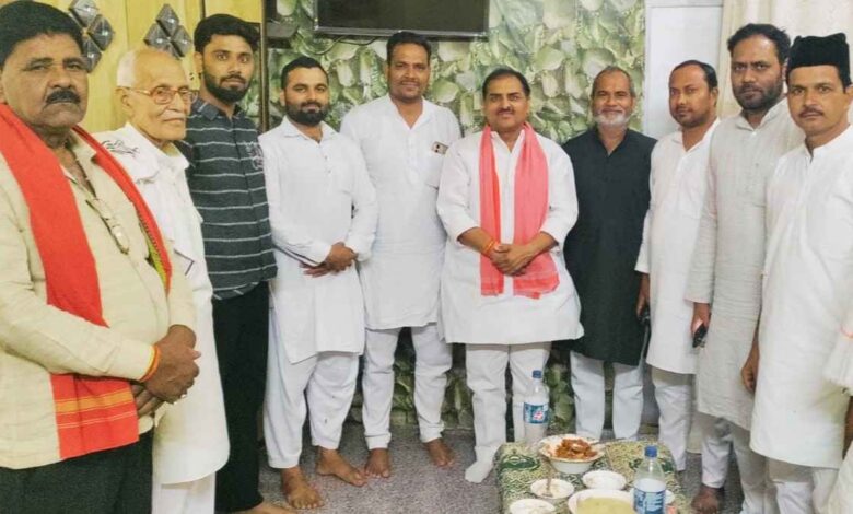 पुखरायां में मुस्लिम समाज के लोगों को गले मिलकर ईद की बधाई देते सपा नेता नरेंद्र पाल सिंह मनु