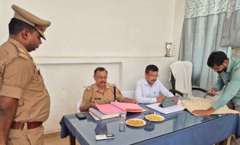 एट कोतवाली में फरियादियों की समस्याएं सुनते जिलाधिकारी राजेश कुमार पाण्डेय और एसपी।