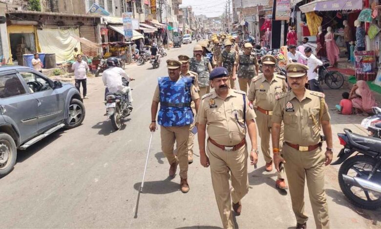 कानपुर देहात के पुखरायां कस्बे में पैदल गश्त करती पुलिस और पीएसी बल