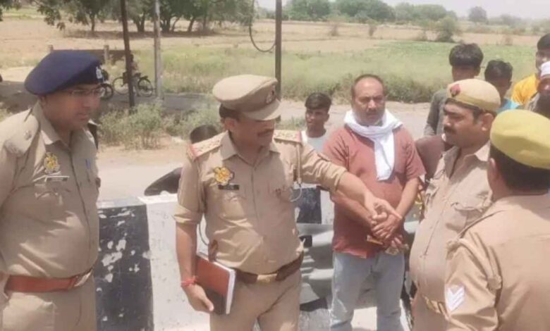 कानपुर देहात के डेरापुर में दुर्घटनाग्रस्त यूपी 112 पीआरवी पुलिस वाहन