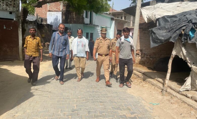 हैदरपुर में मुहर्रम को लेकर पुलिस का फ्लैगमार्च,ताजियेदारों के साथ हुई सुरक्षा पर चर्चा 1 09d7074a 644d 444a a017 5dd5c7734fb6