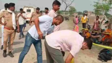 कानपुर देहात में संदिग्ध परिस्थितियों में शीशम के पेड़ से लटका मिला युवक का शव,फैली सनसनी 3 Photo of कानपुर देहात में संदिग्ध परिस्थितियों में शीशम के पेड़ से लटका मिला युवक का शव,फैली सनसनी