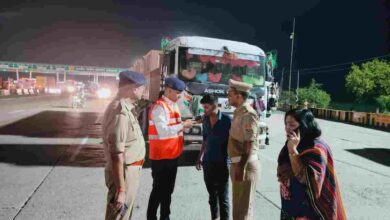 सड़क पर हुड़दंगियों की खैर नहीं: कानपुर देहात में हूटर, मोडिफाई साइलेंसर और पियक्कड़ों पर चला पुलिस का डंडा 5 Photo of सड़क पर हुड़दंगियों की खैर नहीं: कानपुर देहात में हूटर, मोडिफाई साइलेंसर और पियक्कड़ों पर चला पुलिस का डंडा