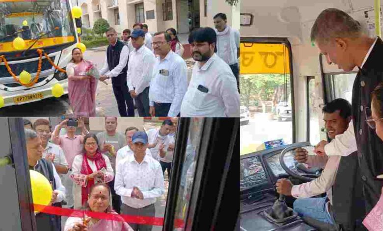 कानपुर देहात में मुख्यमंत्री ग्रामीण परिवहन योजना के तहत हरी झंडी दिखाकर रवाना की जाती नई बस