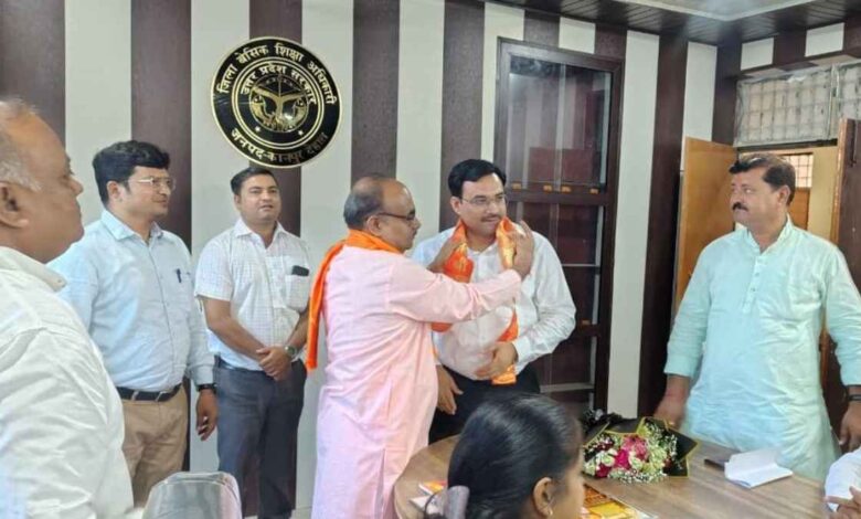 कानपुर देहात के नए जिला बेसिक शिक्षा अधिकारी आशीष कुमार पांडेय का स्वागत करते शिक्षक संघ के पदाधिकारी