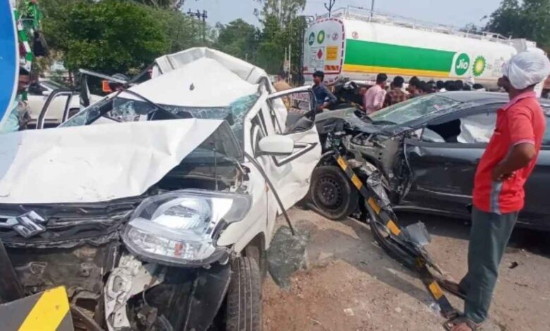 कानपुर झांसी हाइवे पर कार और ट्रक की टक्कर के बाद क्षतिग्रस्त वाहन