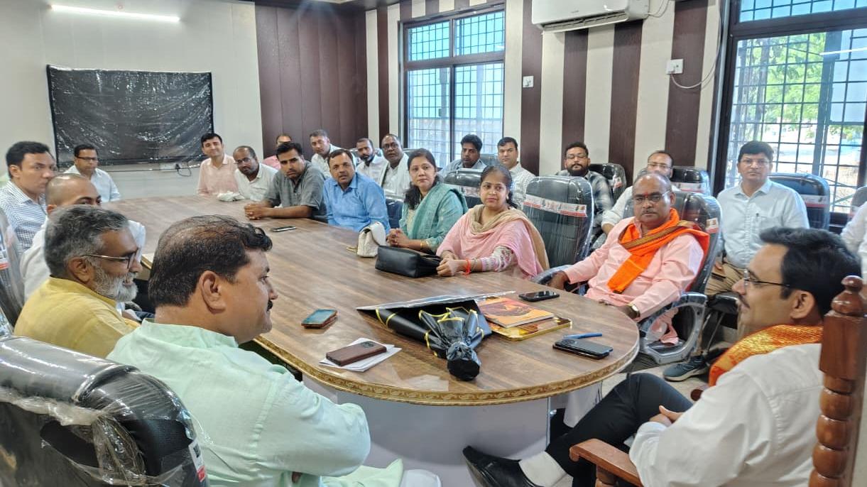 कानपुर देहात के नए जिला बेसिक शिक्षा अधिकारी आशीष कुमार पांडेय का स्वागत करते शिक्षक संघ के पदाधिकारी