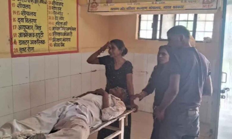 कानपुर देहात के झींझक सीएचसी के बाहर खड़ी सरकारी एम्बुलेंस और स्वास्थ्य कर्मी