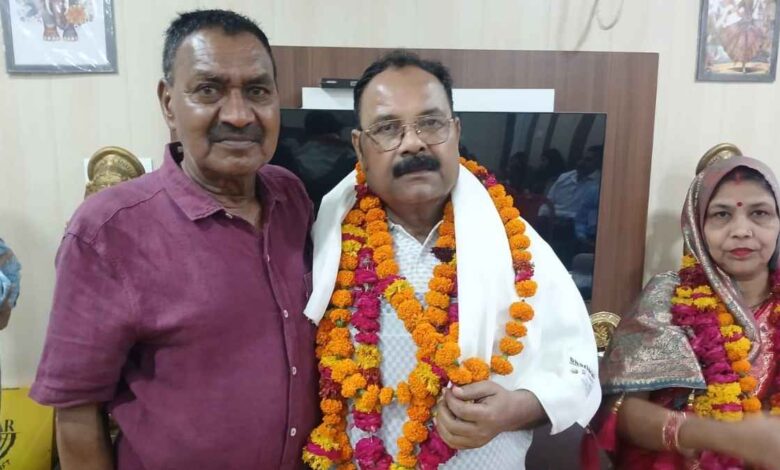 पुखरायां रेलवे स्टेशन पर बीके प्रजापति के विदाई समारोह में शामिल पूर्व सदस्य शेख मोहम्मद और अन्य