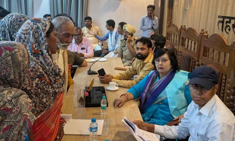 अकबरपुर तहसील में समाधान दिवस के दौरान फरियादियों की शिकायतें सुनते सीडीओ विधान जायसवाल और राज्य मंत्री प्रतिभा शुक्ला