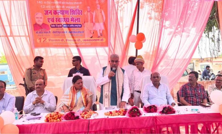 अमरौधा में योजनाओं की जानकारी देते राकेश सचान और उमड़ी भीड़