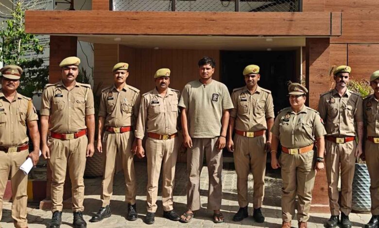 कानपुर देहात की अकबरपुर थाना पुलिस टीम की गिरफ्त में खड़ा इनामी अपराधी सूरज सिंह